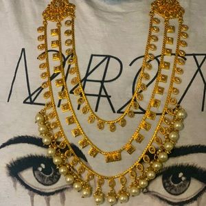 Gold tone long layered necklace with pearl beads.⚜️